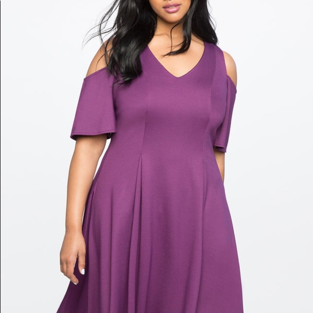 Eloquii Cold Shoulder V Neck 👗💜